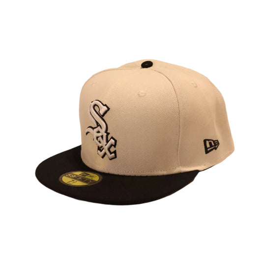 Beige and black cap with logo on a beige background